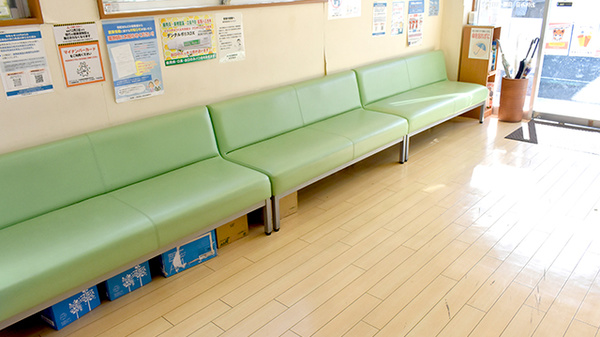 わかば薬局　桶川店の待合スペース