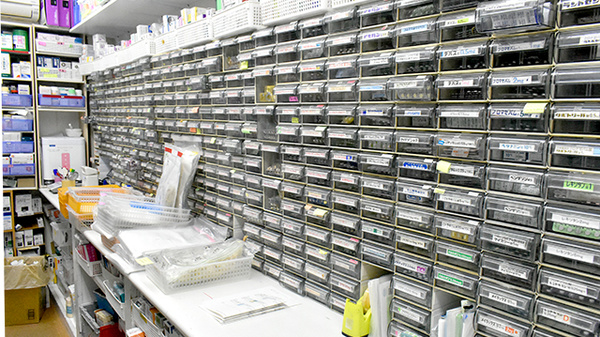 わかば薬局　桶川店の薬棚