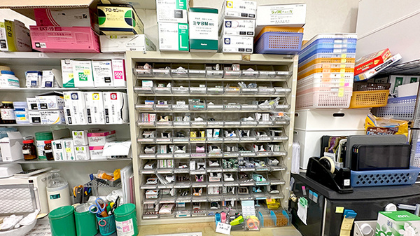 旭町薬局の薬棚