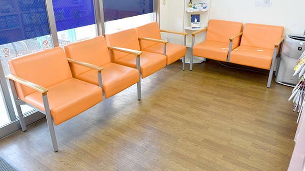 ウイン調剤根岸台薬局の待合スペース