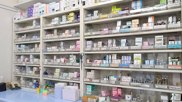 ウイン調剤根岸台薬局の薬棚