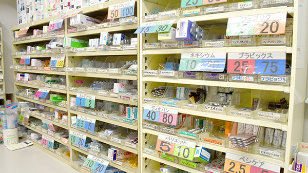 阪神調剤薬局　埼玉日高店の薬棚