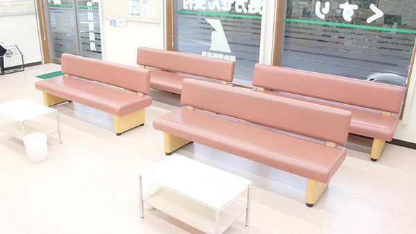 阪神調剤薬局　新所沢店の待合スペース