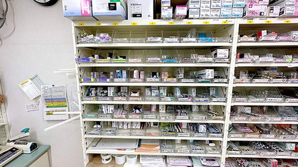 まごころ薬局　笹井店の薬棚