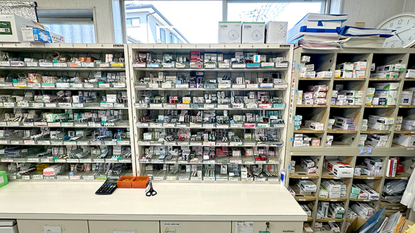 有限会社千葉薬局の薬棚