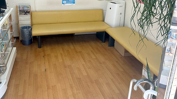 早稲田調剤薬局の待合スペース