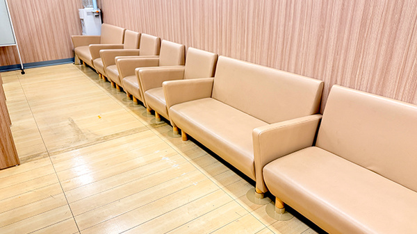 イオン薬局大宮店の待合スペース