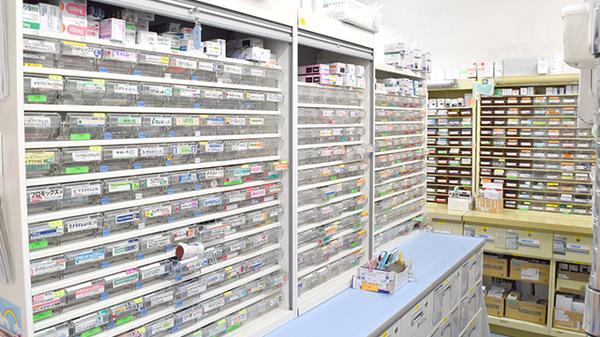 大宮タイガー薬局の薬棚