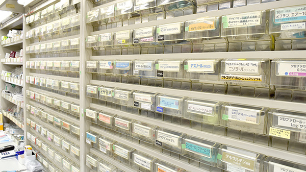 丹後薬局の薬棚