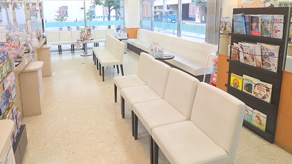 東口駅前薬局 川口店の待合スペース