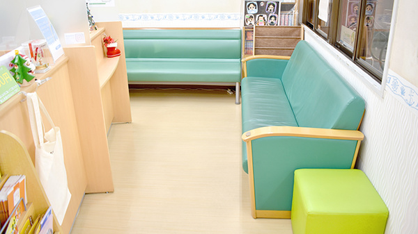 同仁薬局の待合スペース