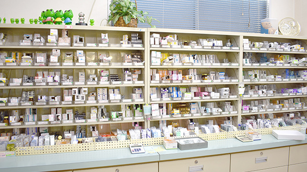 同仁薬局の薬棚