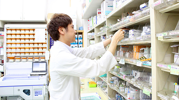 南山堂薬局　八潮駅前店の作業風景