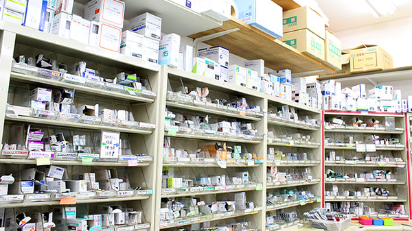 南山堂薬局　八潮駅前店の薬棚