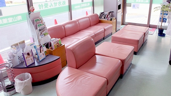 南山堂薬局　八潮駅前店の待合スペース