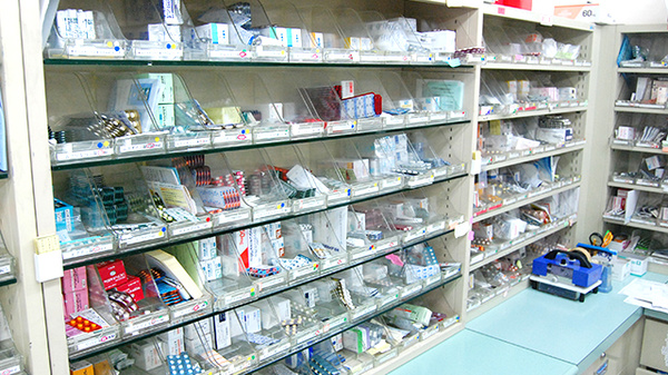 大慶堂　日赤前薬局の薬棚