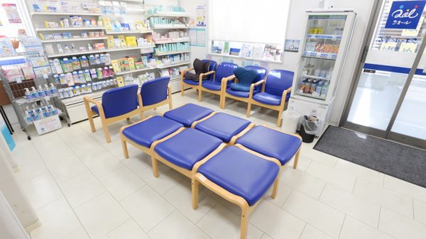 クオール薬局白岡店の待合スペース