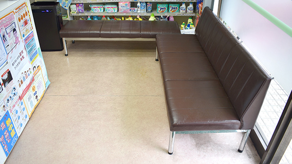 芝調剤薬局の待合スペース