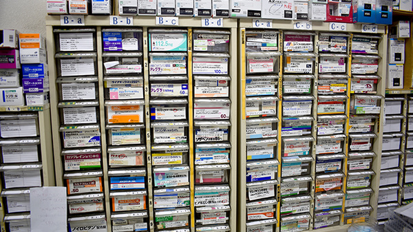 芝調剤薬局の薬棚