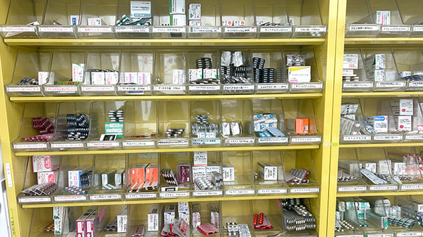友愛薬局　鳩ケ谷店の薬棚