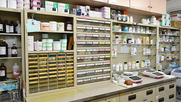 有限会社すずらん調剤薬局の薬棚