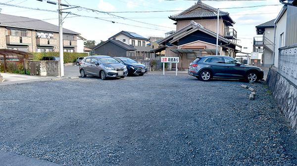有限会社すずらん調剤薬局の駐車場