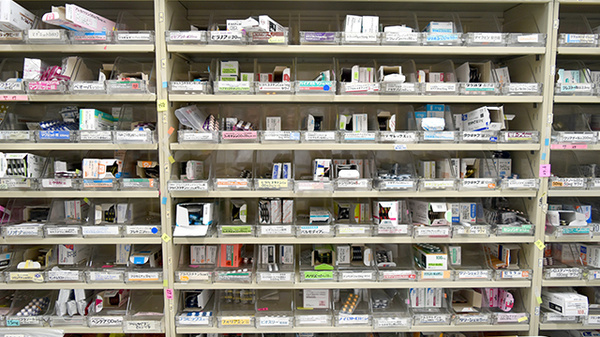 ナカニシ薬局の薬棚