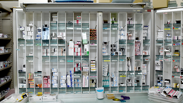 ネオ薬局の薬棚