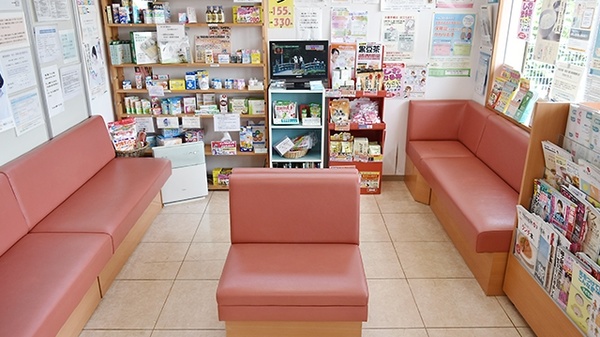 さんあい薬局　ひとみ店の待合スペース