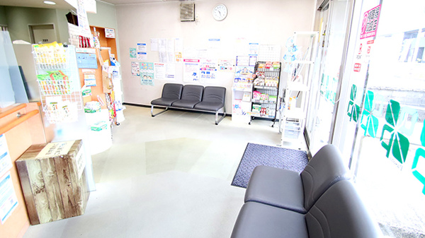 ファーマライズ薬局 亀山店の待合スペース