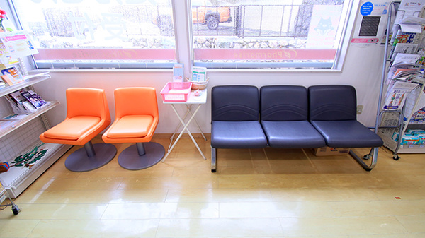 ファーマライズ薬局　恵利原店の待合スペース