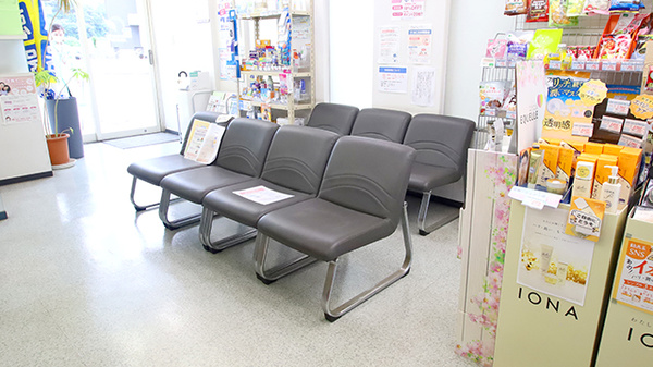 ファーマライズ薬局　菰野店の待合スペース