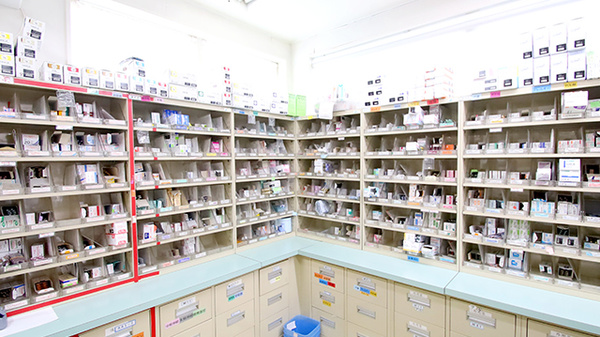 ファーマライズ薬局　菰野店の薬棚