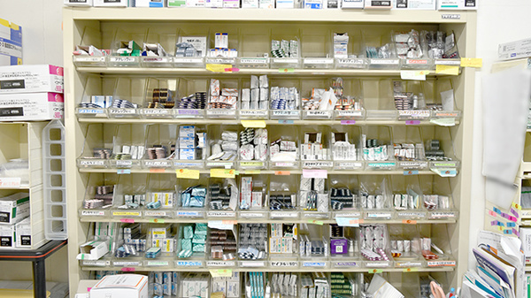 みつば調剤薬局の薬棚