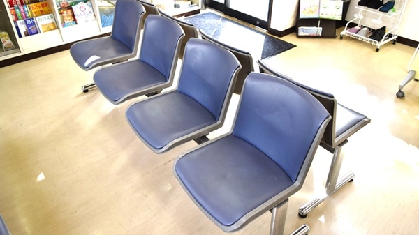 さんあい薬局　京橋店の待合スペース