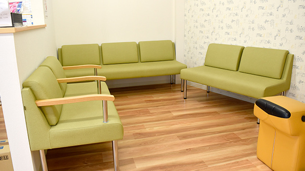 さんあい薬局　二村台店の待合スペース