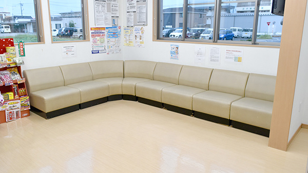西条調剤薬局の待合スペース