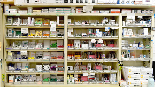 西条調剤薬局の薬棚