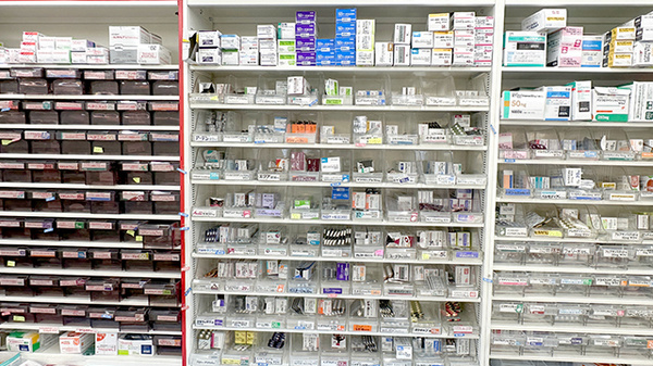 畿央徳山薬局の薬棚