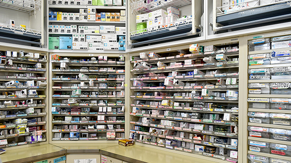 かんひちや薬局越賀店の薬棚