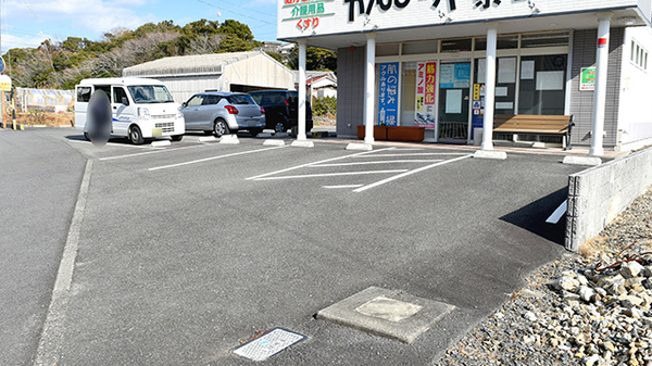 かんひちや薬局越賀店の駐車場
