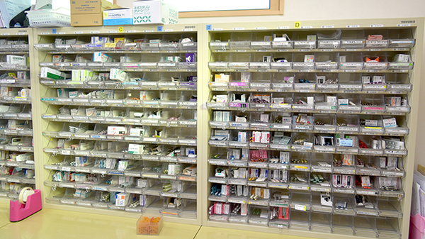 アーク調剤薬局の薬棚