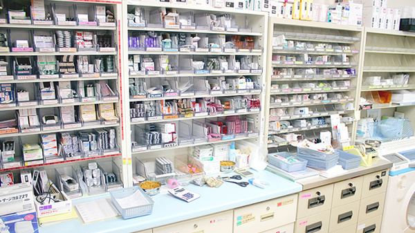 エイブル薬局みのり店の薬棚