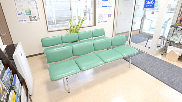 かがみ薬局東大町店の待合スペース