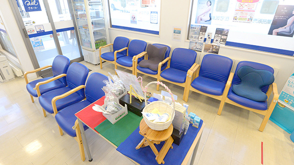 クオール薬局切添町店の待合スペース