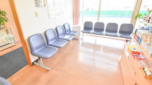 フレンド薬局東根中央店の待合スペース