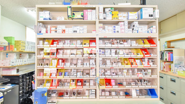 フレンド薬局東根中央店の薬棚