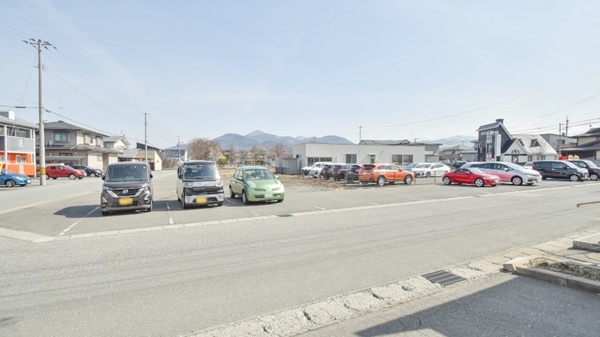 フレンド薬局東根中央店の駐車場