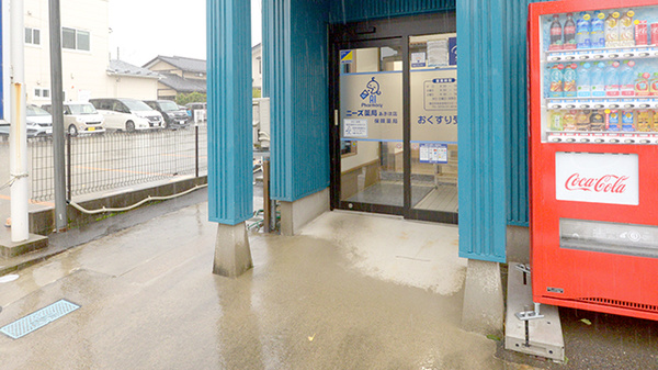 ニーズ薬局あきほ店の入口