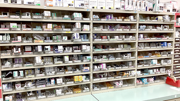 ファミリー調剤薬局の薬棚